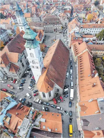  ?? FOTO: PRIVAT ?? Das Luftbild zeigt, wie weit der Stau in die Altstadt reichte. Bei den Kirchen ging ebenso nichts mehr wie in der Fischergas­se.