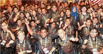  ?? — M. AZHAR ARIF / The Star ?? Ready to
pounce!: Youth and Sports Minister Khairy Jamaluddin rallying the Malaysian para athletes during the flag handing over ceremony in Kuala Lumpur yesterday.