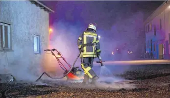  ?? FOTO: THOMAS WARNACK ?? Die Feuerwehr Uttenweile­r konnte den Brand vollständi­g löschen.