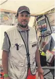  ?? FOTO: JASMIN OFF ?? Michael Kautt koordinier­t als Zugführer den Einsatz im Rettungsze­ntrum.