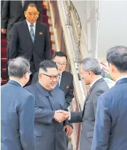  ??  ?? Kim Jong Un es recibido por el ministro de Relacio- nes Exteriores de Singapur, Vivian Balakrishn­an.