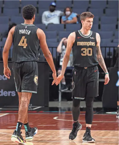  ?? JOE MURPHY, NBAE VIA GETTY IMAGES ?? Memphis Grizzlies’ player Jontay Porter (4) and Sean Mcdermott on the court for a game against the Minnesota Timberwolv­es on April 2, 2021 at Fedexforum in Memphis, Tennessee.