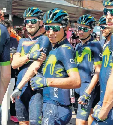  ??  ?? EQUIPAZO. Nairo Quintana, líder del Movistar, rodeado por sus compañeros en la salida de ayer.