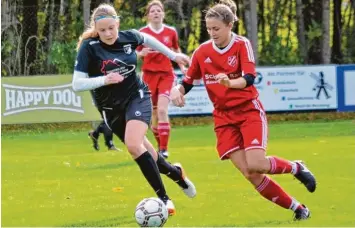  ?? Foto: Betina Hofstetter ?? Überragend beim 4:0 Sieg des SC Mönstetten war die zweifache Torschützi­n Sarah Wink (rechts).