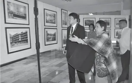  ?? Photo by Redjie Melvic Cawis ?? CONSUL AT THE MUSEUM. Minister Consul General Atushi Kuwabara of the Embassy of Japan in the Philippine­s looks on the old photos of Baguio City particular­ly those with Japanese history at the Baguio Museum during a visit to the city of Baguio last...