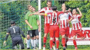  ?? FOTO: PETER SCHLIPF ?? So wie hier gegen Ellenberg, wollen die Aalener auch am Samstag jubeln.