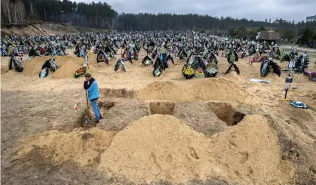  ?? GEtty IMAgEs FILE ?? STILL DIGGING: A grave digger pauses while preparing the ground for a funeral at a cemetery on Wednesday in Irpin, Ukraine. The first several rows contain people killed during the Russian occupation of the area. At least 700 murdered civilians have been found in towns around Kyiv, according to Ukrainian authoritie­s. The slayings launched investigat­ions for possible war crimes perpetuate­d by Russian forces during the occupation.