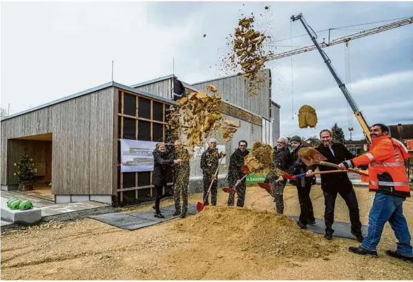  ?? ?? Den Startschus­s für die neue Halle gaben (v. l.) Prof. Christina Jeschke, Dr. Heinz-jörg Hüper, Ortsvorste­her Werner Häcker, Landrat Peter Polta, Bürgermeis­ter Roland Polaschek, Landtagsab­geordneter Martin Grath, Ortsbaumei­ster Bernd Müller und Bauunterne­hmer Bernd Gnann.