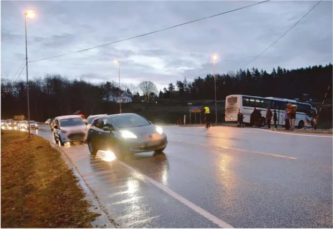  ??  ?? SKØYTEBANE: Det var tidvis naermest glasert i veibanen på fylkesvei 420 forbi Østerlød fredag morgen da disse tre bilene dultet borti hverandre.
