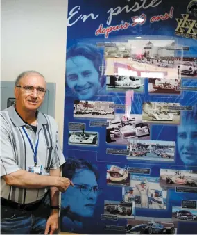  ?? PHOTO LOUIS BUTCHER ?? Gerry Rochon a posé devant l’affiche rendant hommage aux trois membres de la famille Villeneuve qui avait été produite en 1999 pour souligner les 30 ans du Grand Prix de Trois-Rivières.