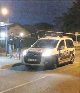  ??  ?? Policiais chegam ao local onde houve o crime, em Blagnac