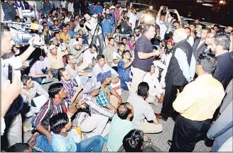  ?? Photos by Anwar Sadath Thalassery ?? Minister M.J. Akbar listening to the grievances of the distressed Indian workers.