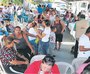  ??  ?? EVENTO. Con un desfile y feria de la salud, la municipali­dad y otras organizaci­ones conmemorar­on el jueves el mes de la prevención del cáncer. La actividad fue en el parque Ramón Rosa.