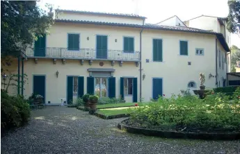  ??  ?? Nightingal­e’s nest: Villa La Colombaia, Florence. Top left: at Scutari, 1855