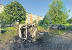  ?? REUTERS ?? Destroyed vehicles after what was said to be Ukrainian forces' shelling in Shebekino in Belgorod, Russia on Wednesday.