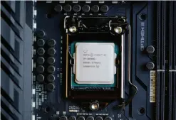  ??  ?? The 10th-gen Core i9-10900k sits in the LGA1200 socket of an Asus ROG Maximus Extreme VII.