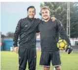  ?? FOTO: JAN STEMMLER/FREEKICKER­Z ?? Jan Stemmler von den „Freekicker­z“spielt am Samstag beim Handwerker­Cup in Saarbrücke­n. Hier ist er mit Weltmeiste­r Mesut Özil (links) zu sehen.