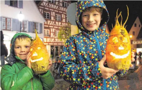  ?? FOTO: BRUNO JUNGWIRTH ?? Beim Rübengeist­erumzug in Riedlingen präsentier­en Gabriel (links) und Michael stolz ihre selbst geschnitzt­en Rüben.