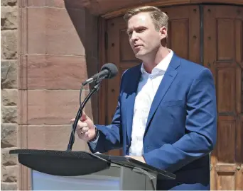  ??  ?? Brian Gallant affirme que son gouverneme­nt voulait préserver l’héritage historique du bâtiment. - Acadie Nouvelle: Simon Delattre