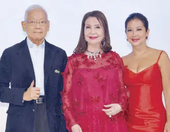  ??  ?? Society for Cultural Enrichment Inc. (SCEI) vice chairman Jimmy Laya and chairman and president Angola Consul Helen Ong with award presenter Korina Sanchez.