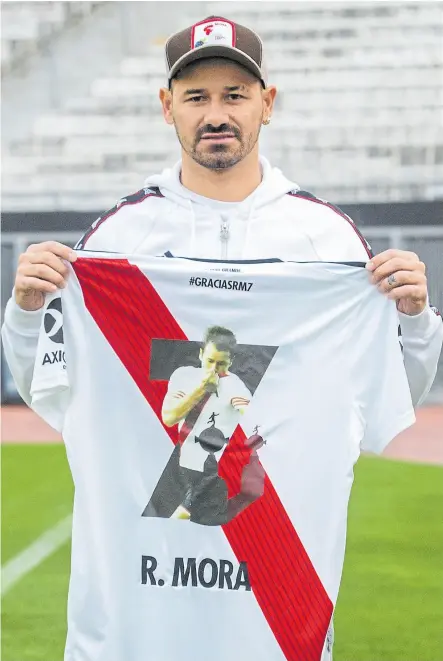  ??  ?? Mora y la camiseta que lo hizo feliz: la de River, con el Nº 7; llegó en 2012 y ganó nueve títulos