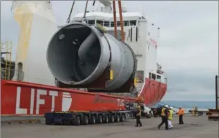  ?? HAMILTON PORT AUTHORITY FILE PHOTO ?? Longshorem­en load locally manufactur­ed components for export at Pier 26 last November.