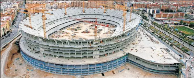  ??  ?? Panorámica de la obra del nuevo estadio del Valencia en la Avenida de las Cortes Valenciana­s.