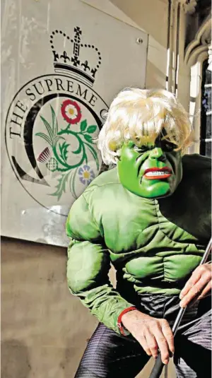  ?? BILD: SN/APA/AFP/TOLGA AKMEN ?? Lord Sumption, ehemaliger Richter Spott über Boris Johnson, der Großbritan­nien mit der Comicfigur Hulk verglichen hat.