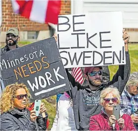  ??  ?? Diese Demonstran­ten empfehlen den wirtschaft­sfreundlic­hen „schwedisch­en Weg“als Vorbild für die USA.