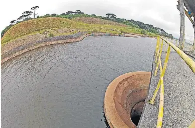  ?? ALBARI ROSA / AGÊNCIA DE NOTÍCIAS GAZETA DO POVO – 17/2/2014 ?? Caixa cheio. Governo deve vender fatia da empresa de saneamento do Paraná para levantar recursos