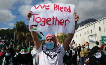  ?? HENK KRUGER African News Agency (ANA) ?? THOUSANDS of people joined a mass Palestine protest march in the Cape Town CBD yesterday in support of Palestinia­n people who have come under deadly attacks by the Israeli government. |