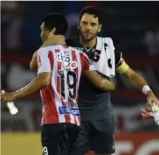  ??  ?? Teófilo Gutiérrez (19) y Sebastian Viera, seguros titulares con Junior hoy ante Lanús. / GETTY IMAGES/10