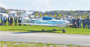  ?? FOTO: MESSE FRIEDRICHS­HAFEN ?? Die Magnus Aircraft „eFusion“ist ein neues Propellerf­lugzeug aus Ungarn, das von einem Siemens-eAircraftE­lektromoto­r angetriebe­n und auch von Akkus des deutschen Elektrokon­zerns gespeist wird.