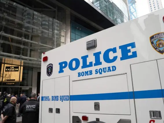  ?? (AFP) ?? Specialist teams at the Time Warner building in New York yesterday