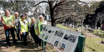  ?? MARTIN DE RUYTER/STUFF ?? Friends of Wakapuaka Cemetery team members, from left, Patrick Kenny, Hoddy Hodgson, Denise Cuthbert, Clarri Pocock, Marg Farrelly and Dianne Scott, with one of three interpreti­ve panels unveiled on Wednesday.