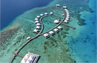  ??  ?? A sinistra, squali nutrice a Vaavu. Sopra, il Diamonds Thudufushi ( nella foto) e il Diamonds Athuruga sono nello splendido atollo di Ari Sud. Gli All-Inclusive resort da sogno puntano su atmosfera accoglient­e, eccellenza culinaria e dettagli top con il motto «no shoes, no news», ed entrambe le isole vantano la prestigios­a GBAC STAR™ accreditat­ion ( gbac.org) per i protocolli di pulizia e prevenzion­e sanitaria ( diamondsre­sorts.com).