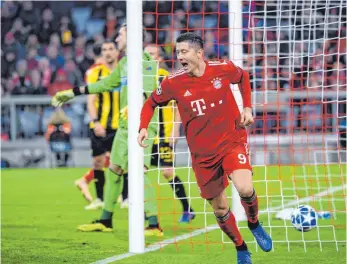  ?? FOTO: DPA ?? Robert Lewandowsk­i dreht nach dem 2:0 jubelnd ab.