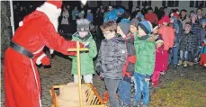  ?? FOTO: STEIDLE ?? Der Weihnachts­mann (Patrick Thielsch) schaute an Heiligaben­d in Sontheim vorbei und erfreute die Kinder mit kleinen Geschenken.