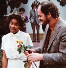  ??  ?? Unconventi­onal: Meghan’s parents Doria and Tom on their wedding day in California in 1979