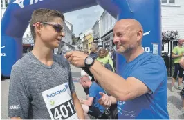  ??  ?? FJORÅRETS VINNER: Her intervjuer Rune Nøstvik Andreas Grøgaard som ble suveren vinner av maratonkla­ssen i 2016.