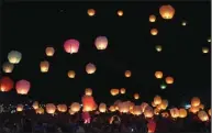  ?? SHELA TAMARA/PEMASARAN JAWA POS ?? DESA WISATA: Seribu lampion diterbangk­an saat pembukaan tadi malam. Siangnya, peserta festival sudah mengecat rumah (foto kanan). Mereka tetap bersemanga­t mesti diguyur hujan.