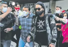  ??  ?? Ronaldinho Gaúcho es abordado por periodista­s poco después de arribar al Aeropuerto de Galeão, en Río de Janeiro. (EFE)