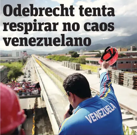  ?? | PRESIDÊNCI­A DA VENEZUELA ?? Maduro visita trecho da linha férrea Caracas-Guarenas-Guatire: obra deveria ter sido entregue em 2012, mas não se sabe quando terminará