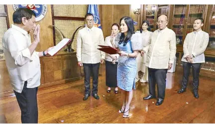  ?? MICHAEL VARCAS ?? and President Duterte swearing in Malabon mayorelect Jeannie Sandoval.