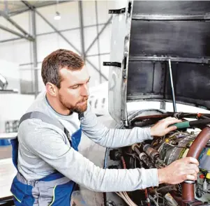  ??  ?? Wer sich für eine Ausbildung im Bereich Luft und Raumfahrtt­echnik interessie­rt, braucht ein hohes Maß an technische­m Verständni­s.