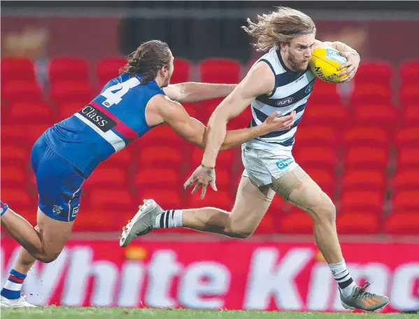  ?? Picture: MICHAEL KLEIN ?? FULL SPEED AHEAD: Geelong’s Cam Guthrie puts the burners on in a bid to get clear of Bulldog Marcus Bontempell­i on Friday night.