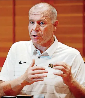  ?? [PHOTO BY STEVE SISNEY, THE OKLAHOMAN] ?? Defensive coordinato­r Jim Knowles speaks with the media during Oklahoma State University’s media golf event on Tuesday in Stillwater.