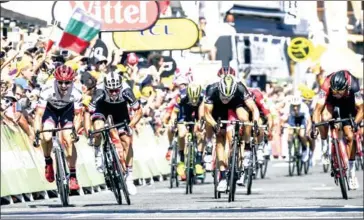  ?? LIONEL BONAVENTUR­E/AFP ?? Michael Matthews (second left) sprints ahead of Edvald Boasson Hagen (second right) and John Degenkolb (left) to win the 16th stage of the Tour de France on Tuesday.