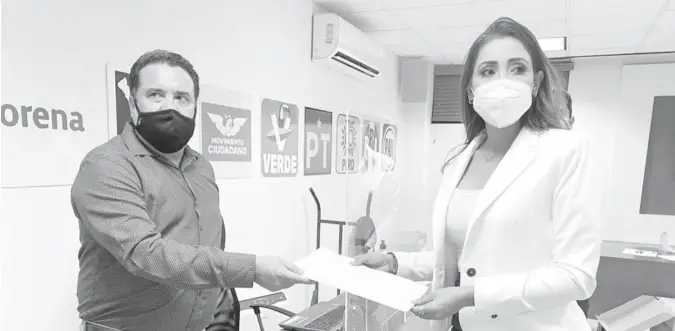  ?? FOTO: CORTESÍA ?? > Gloria González Burboa entrega los documentos a Arturo Fajardo, del IEES.