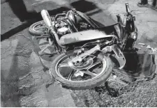 ??  ?? Con daños importante­s terminó la motociclet­a.